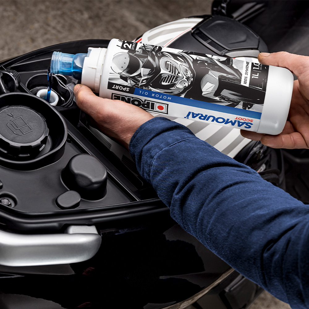 IPONE sintetičko ulje za skutere 2T sa mirisom JAGODE 2T Samourai Scoot 1L
