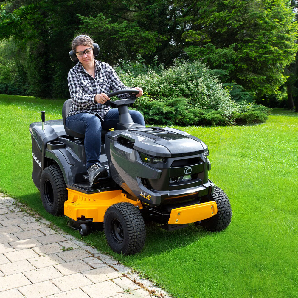 Traktor kosačica Cub Cadet LT2 R92 - 92cm - 547cc - Hydrostatic - sa sakupljačem