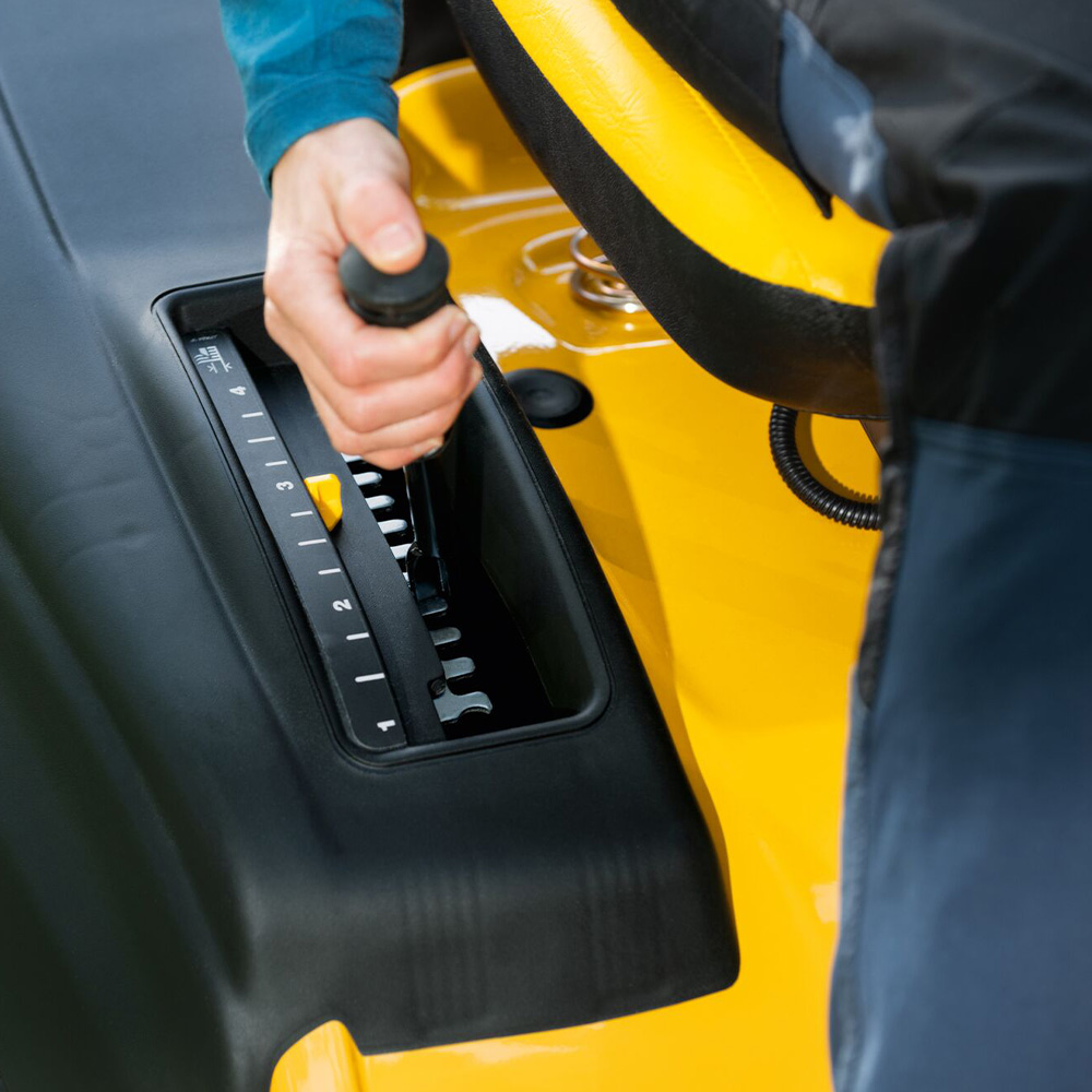 Traktor kosačica Cub Cadet XT2 QR106 - 106cm - 726 cc V-TWIN Kawasaki - Hydrostatic - sa sakupljačem