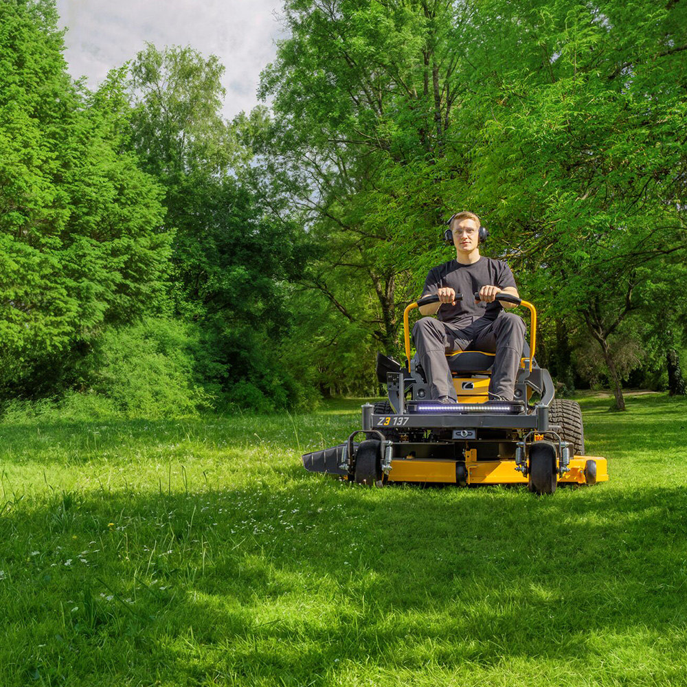 Zero Turn kosačica Cub Cadet ZT3  137 - 137cm - 726cc V-TWIN Kawas - Dual Hydrostatic - sa polugama